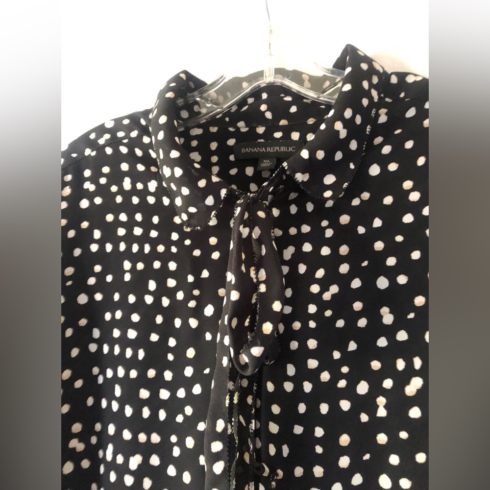 Banana Republic Blouse - bow tie at neck, pleats at wrists - black and white